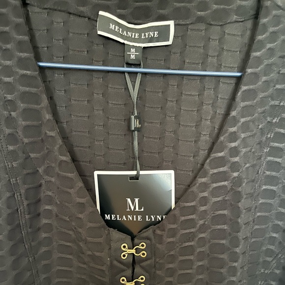 Beautiful long-sleeved Melanie Lyne top. Eye-catching details and texture. - Picture 3 of 8